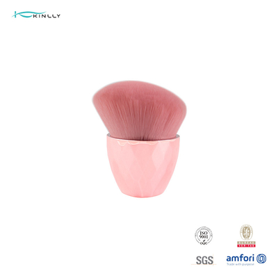 Différentes brosses de maquillage de cheveux synthétiques roses avec le tube en plastique