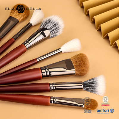 Une brosse de maquillage de qualité professionnelle avec poignée en bois, des brosses cosmétiques de luxe, commandes OEM bienvenue