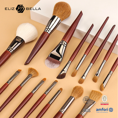 Une brosse de maquillage de qualité professionnelle avec poignée en bois, des brosses cosmétiques de luxe, commandes OEM bienvenue