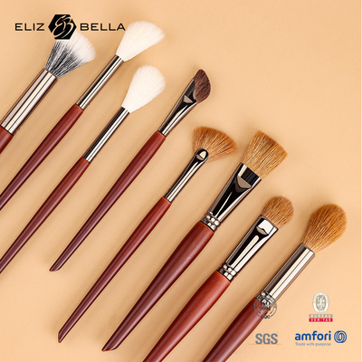 Une brosse de maquillage de qualité professionnelle avec poignée en bois, des brosses cosmétiques de luxe, commandes OEM bienvenue