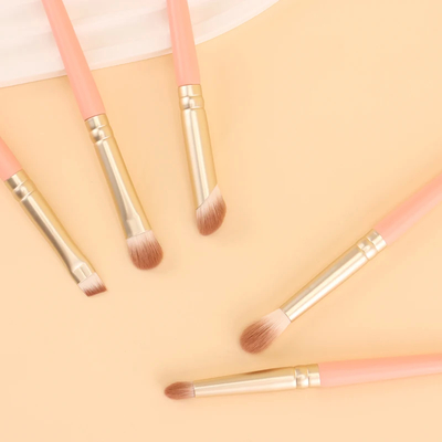 Un ensemble de pinceaux de maquillage cosmétique en ferrule d'aluminium pour contourner et mettre en évidence le visage sur mesure