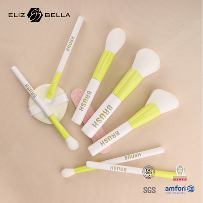 Obtenez sans effort un look professionnel avec les poils plus denses du Beauty Needs Travel Brush Set