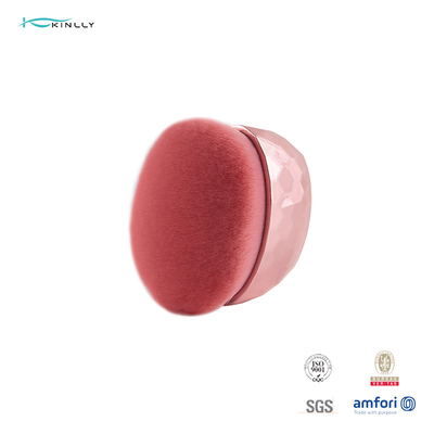 Différentes brosses de maquillage de cheveux synthétiques roses avec le tube en plastique