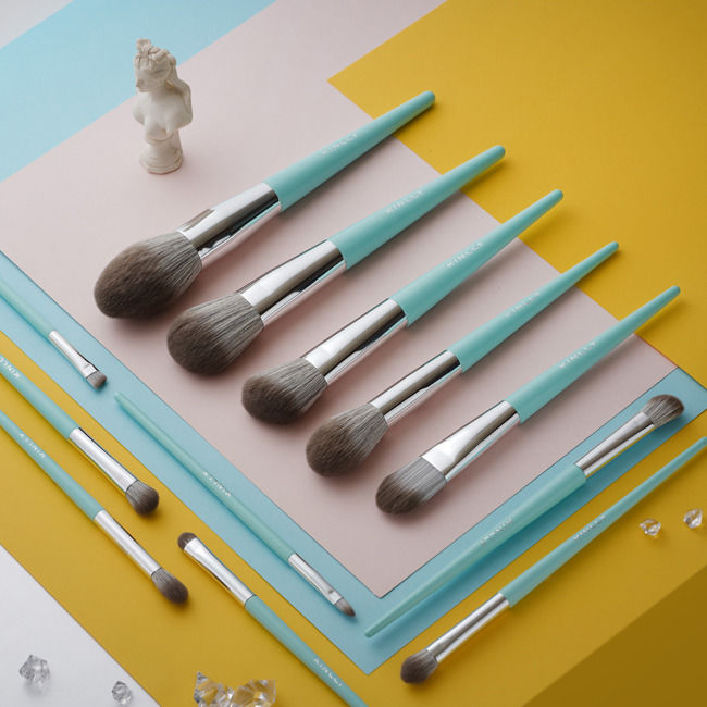 Pinceau de maquillage en cheveux synthétiques avec manche noir/marron pour un maquillage lisse et impeccable Expédition par voie maritime