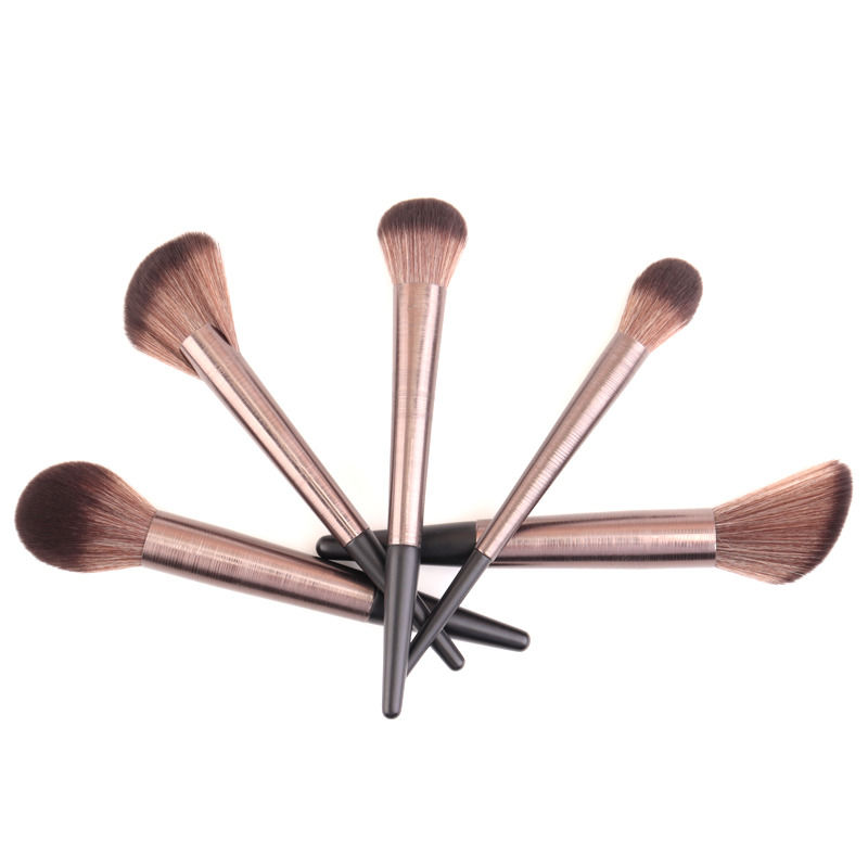 Une brosse de maquillage végétalienne sur mesure, le choix idéal pour une routine de beauté sans cruauté