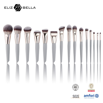 Une brosse de maquillage de qualité professionnelle pour le visage, les yeux et les lèvres crée un maquillage magnifique